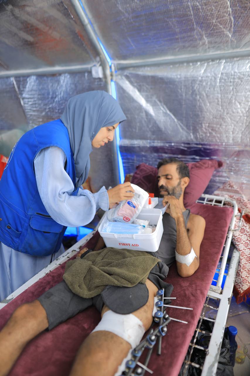 Gaza MATW 04 — aide à un patient